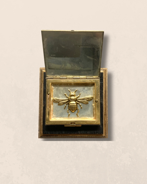 Buzzing Treasure Compact Bee