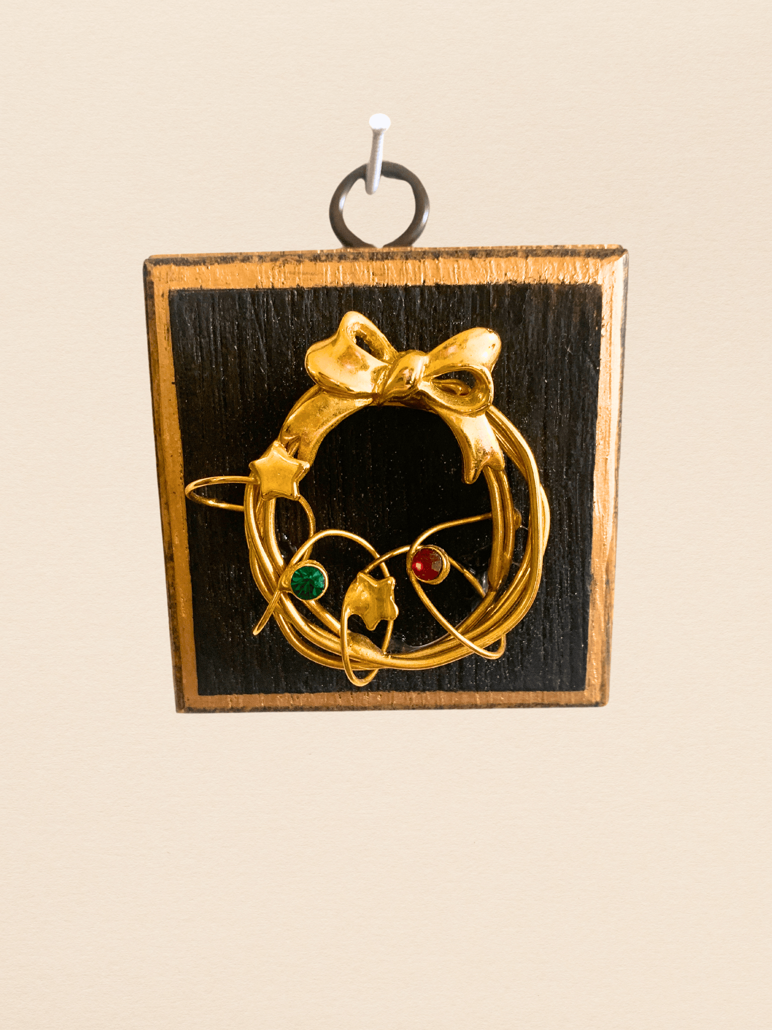 Golden Halo Wreath Bee