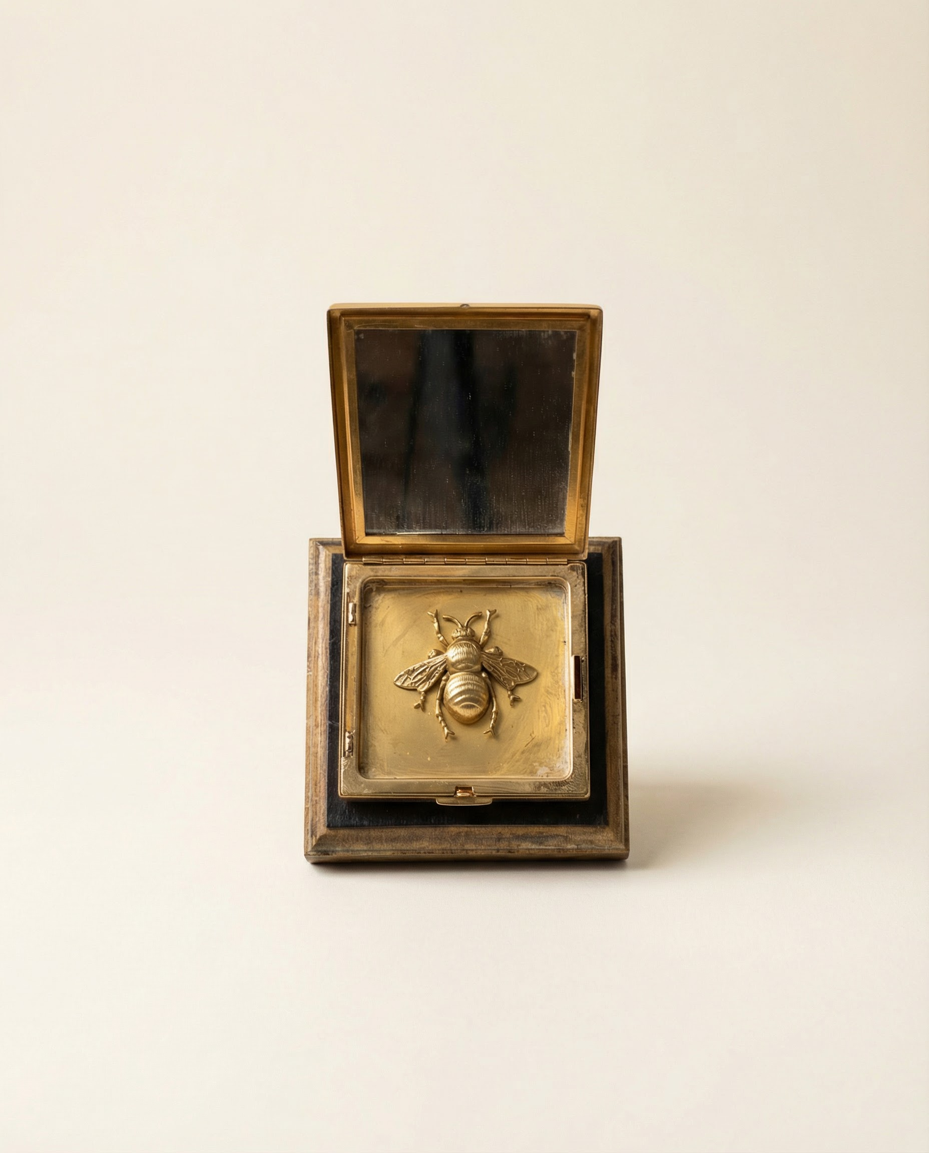 Glistening Swan Compact Bee